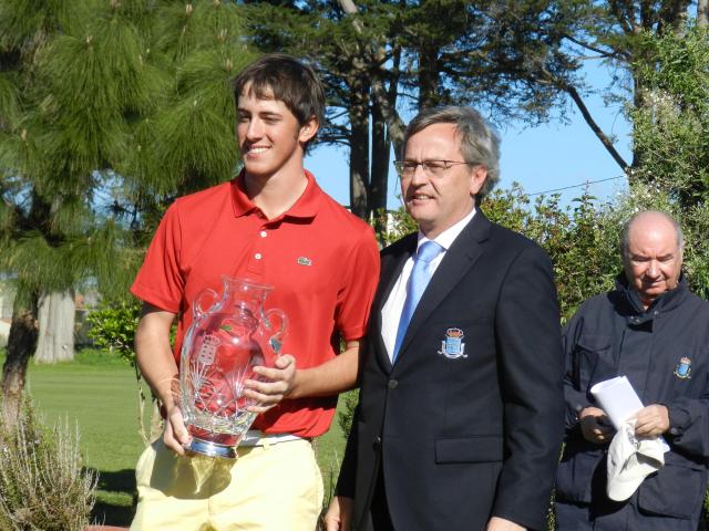 Scott W. Fernández con su trofeo como ganador del Campeonato de Canarias 2013
